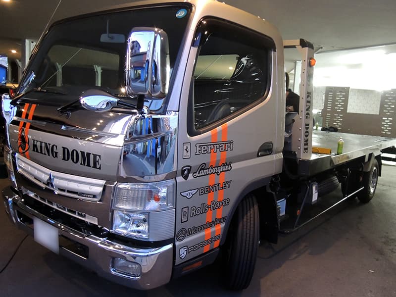 積載車のデザイン・シート施工を担当させて頂きました。