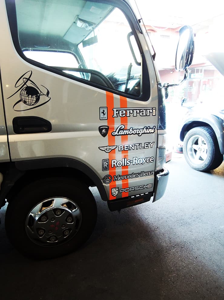 積車のカッティングシート貼りを担当しました。(2台目のご注文)