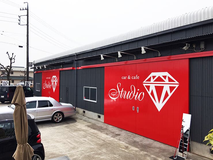 一宮市の車屋様の社屋の扉の新設による看板施工を担当させていただきました。