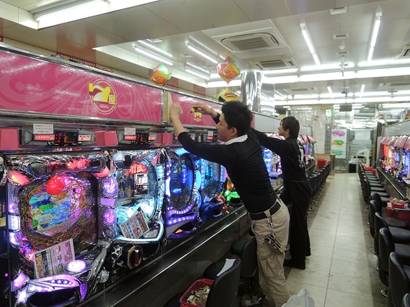 パチンコ店リニューアルの内装デザイン・シート施工を担当しました。