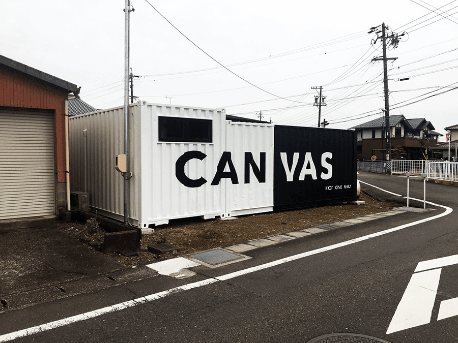 【岐阜県岐阜市】塗装後のコンテナに、社名カッティングシートの施工の担当をさせて頂きました。