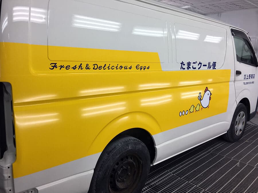 【愛知県尾張旭市】配達用の社用車のハイエースに、カッティングシートを利用して、ラッピングの施工を担当をさせて頂きました。