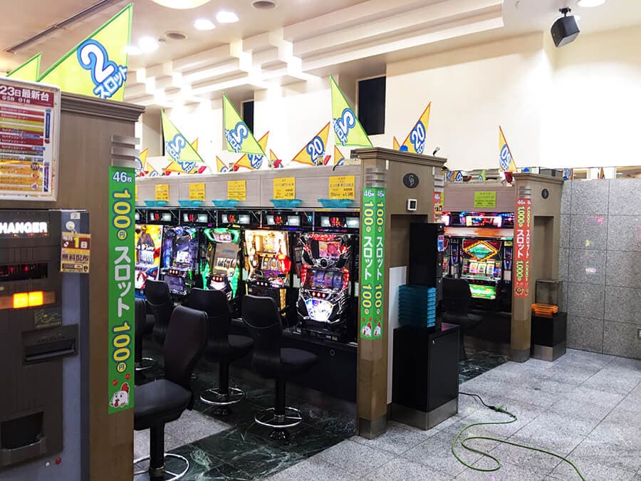 【岐阜県岐阜市】パチンコ店のレート変更にともない、店内の内装シート看板の貼り替えを担当いたしました。