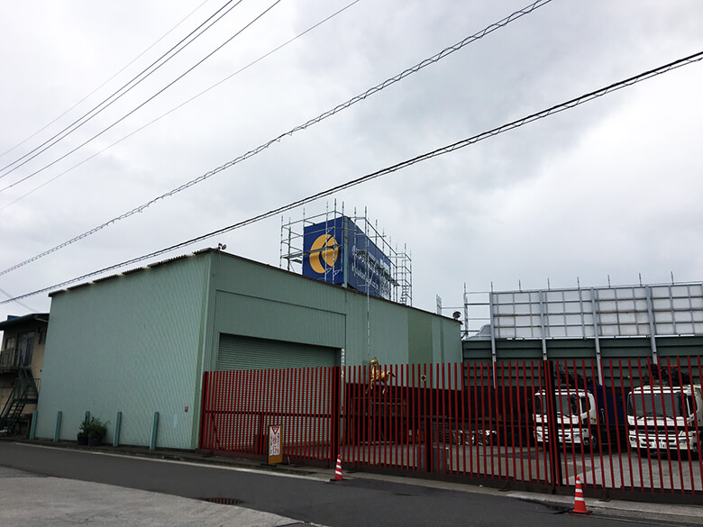 工場の屋上広告看板