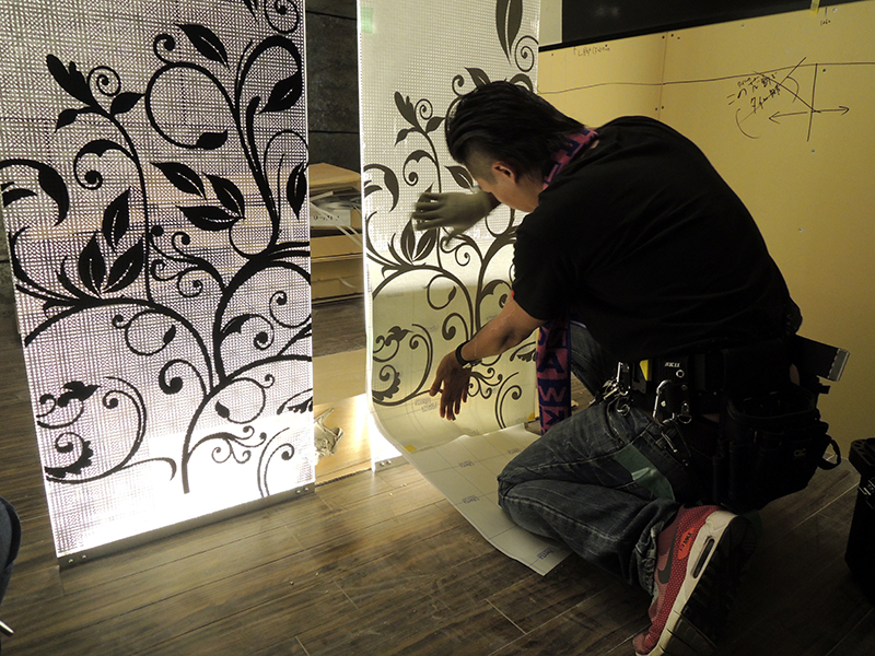 52 - キャバクラ店の内装の装飾デザイン・フィルム＆看板施工を担当しました。