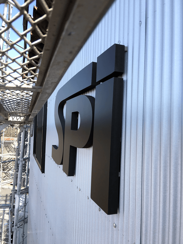 カルプ文字 - 【岐阜県各務原市】新しく建設された法人様の倉庫に、カルプ文字で会社のロゴの取り付けを行いました。